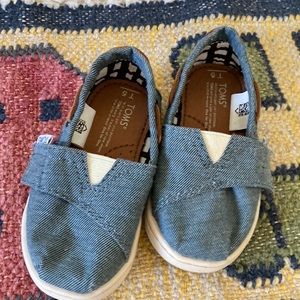 Toms slip on